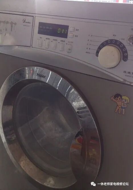 海尔滚筒洗衣机显示err7代码通病维修