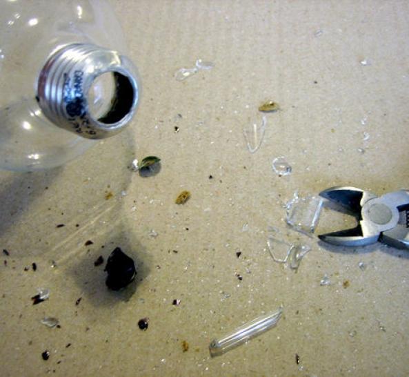 第2步:揉好爱心铁丝,先右边拧成两瓣小心,然后把底下的线拧成麻花.