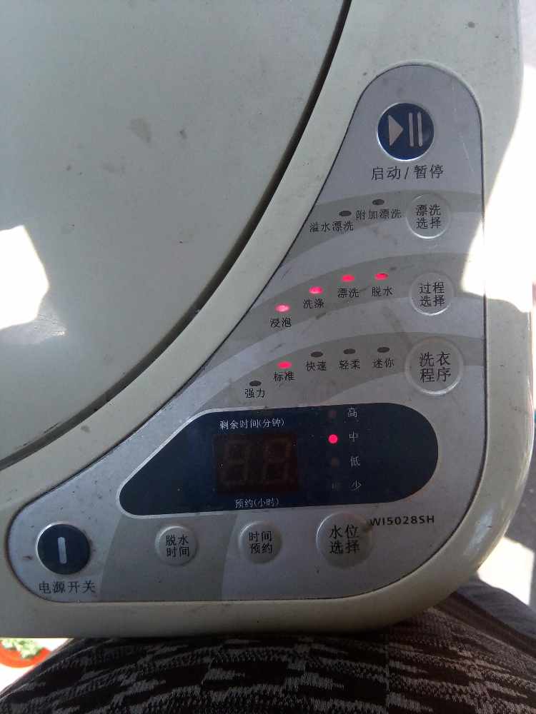 惠尔浦洗衣机电源键能用,其他键不能用.蜂鸣器滴滴响.
