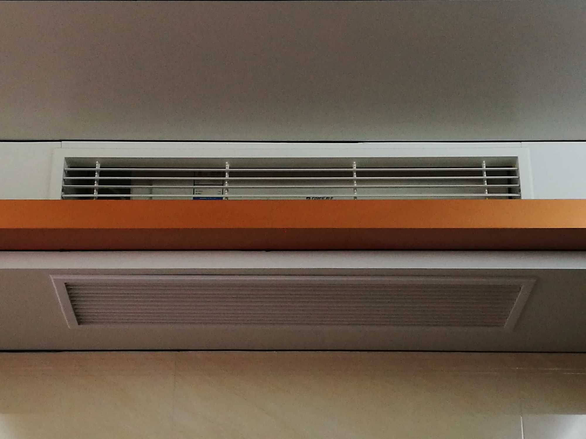 空调室内机装饰盖有水珠问有经验的师傅如何处理