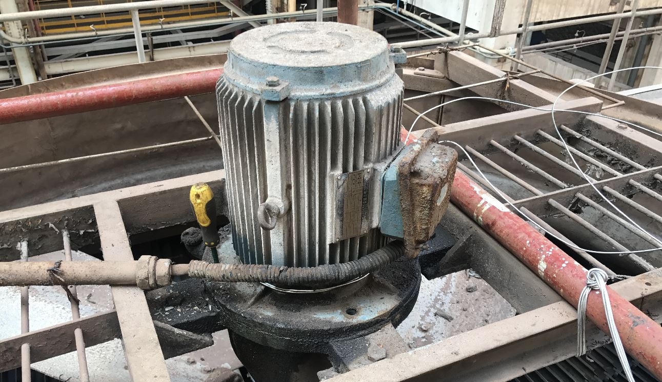 首先拆掉减速器和电机固定的4颗螺丝.