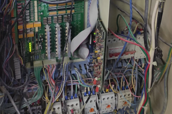 深圳工厂机器出故障,厂家维修要4千,技术员300修好!